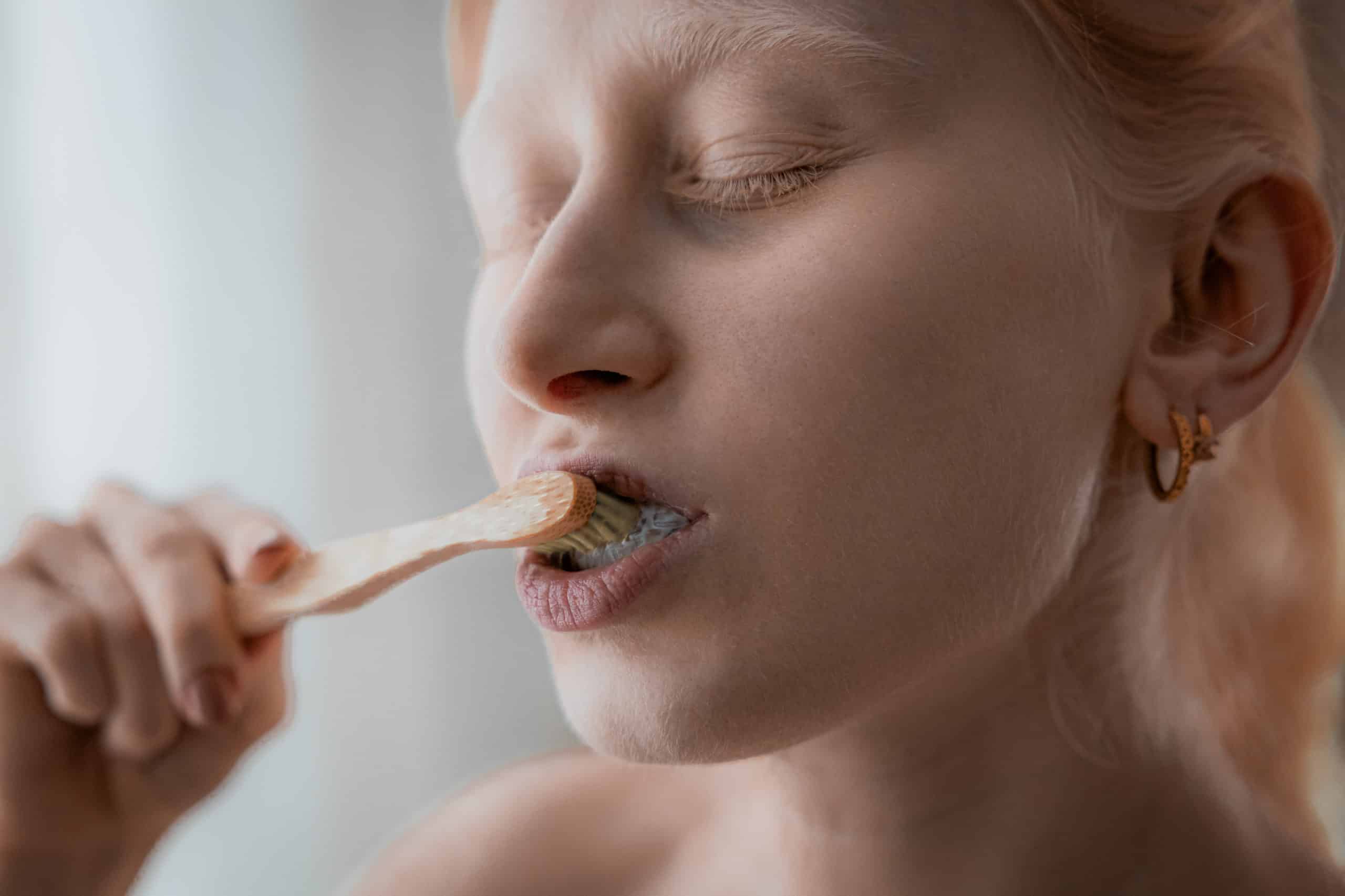 Une femme se brosse les dents manuellement