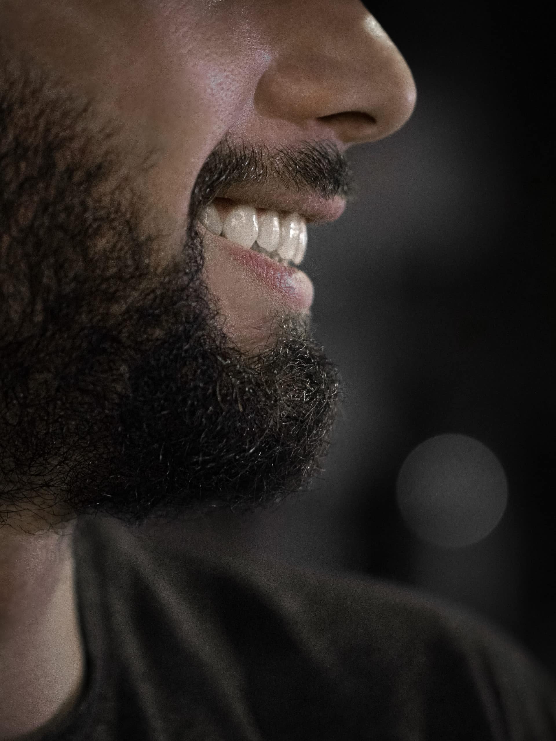 Sourire homme de profile